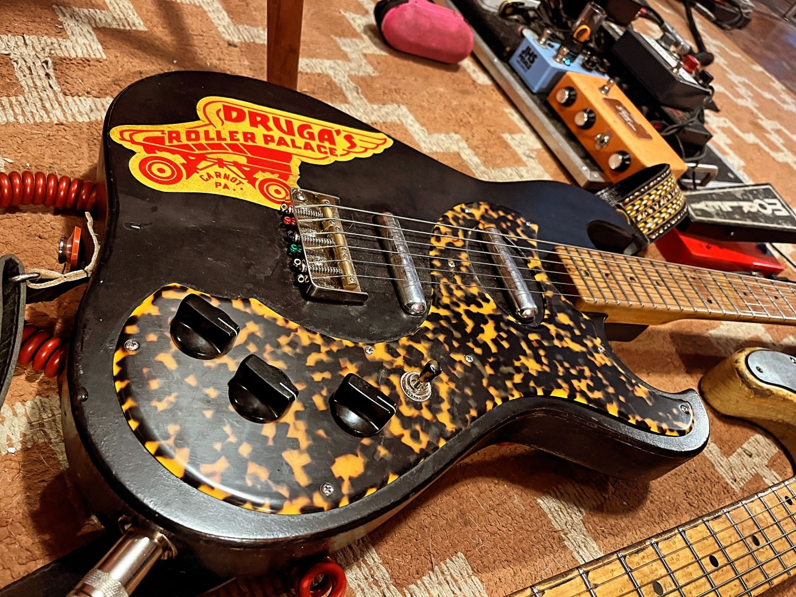 Seth Lee Jones Guitars - black electric guitar with tortoise pickguard and pedals